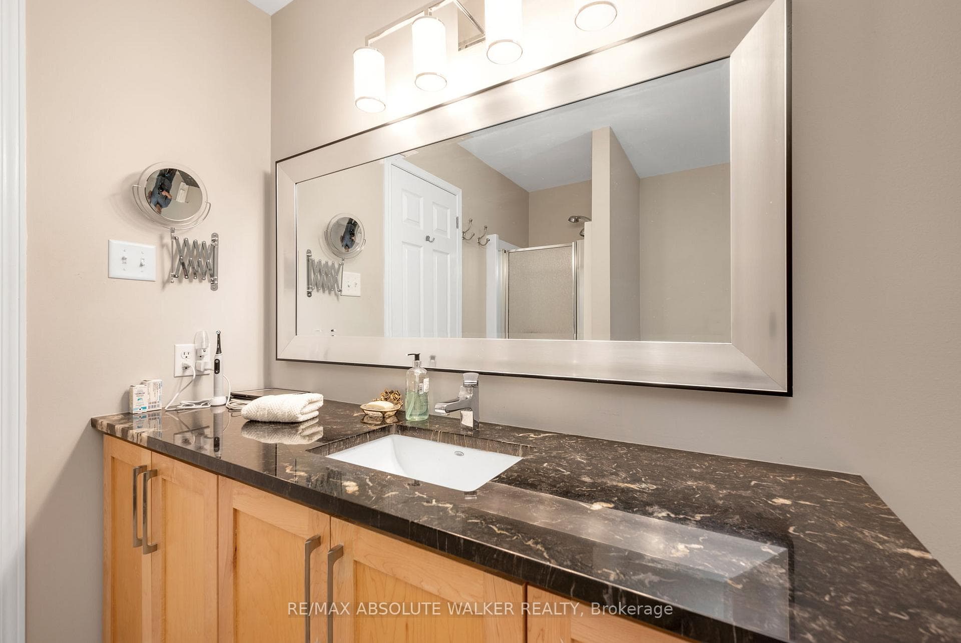 1547 Henri Lauzon Street photo 23