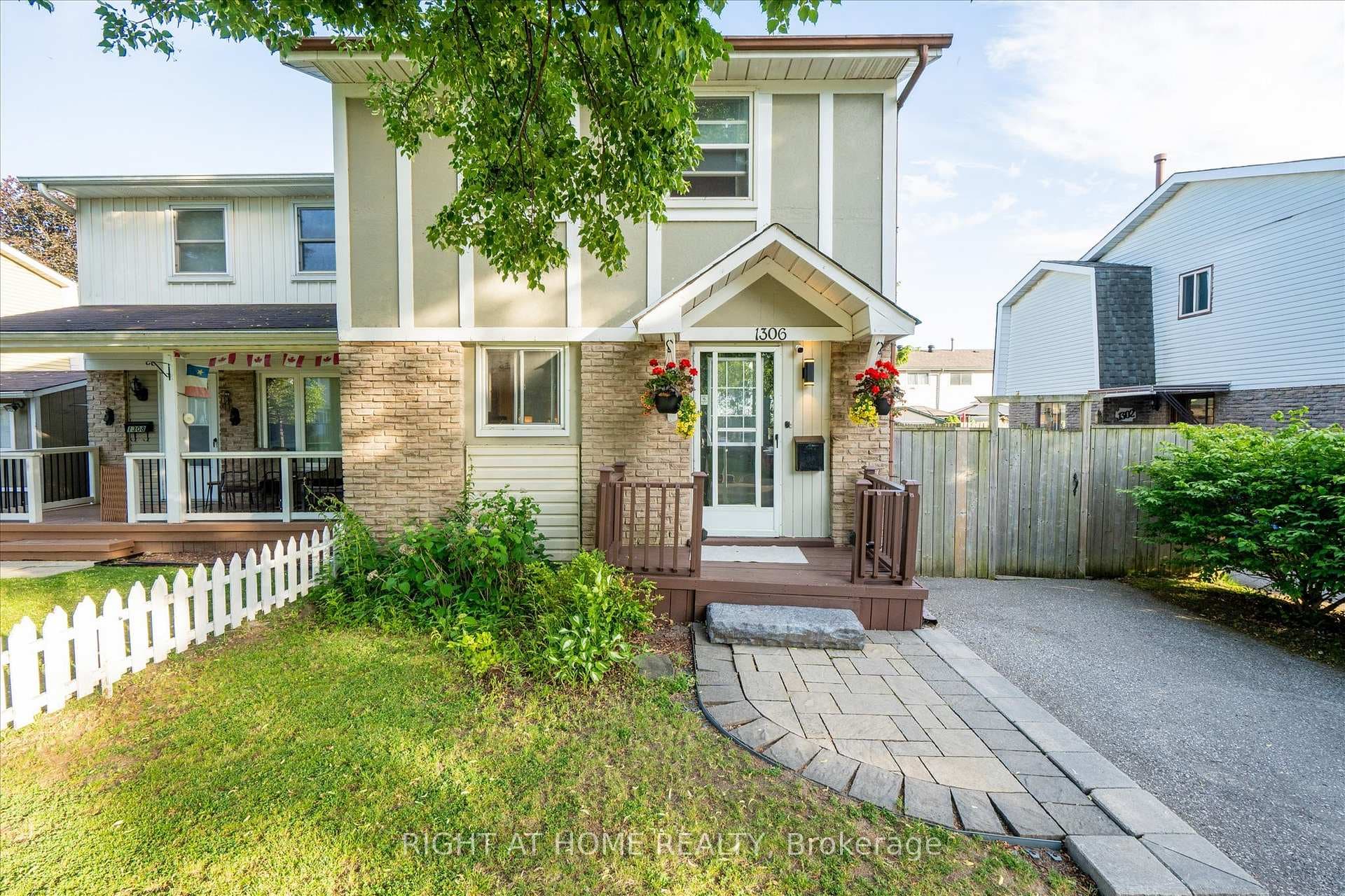 1306 Fenelon Crescent photo 2