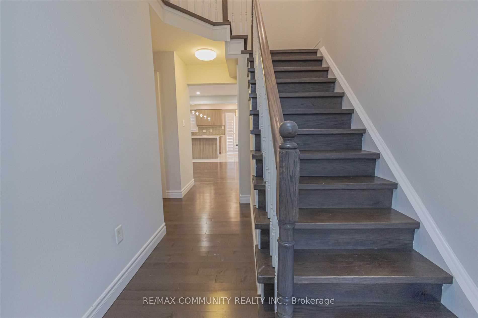 55 Longueuil Place photo 3
