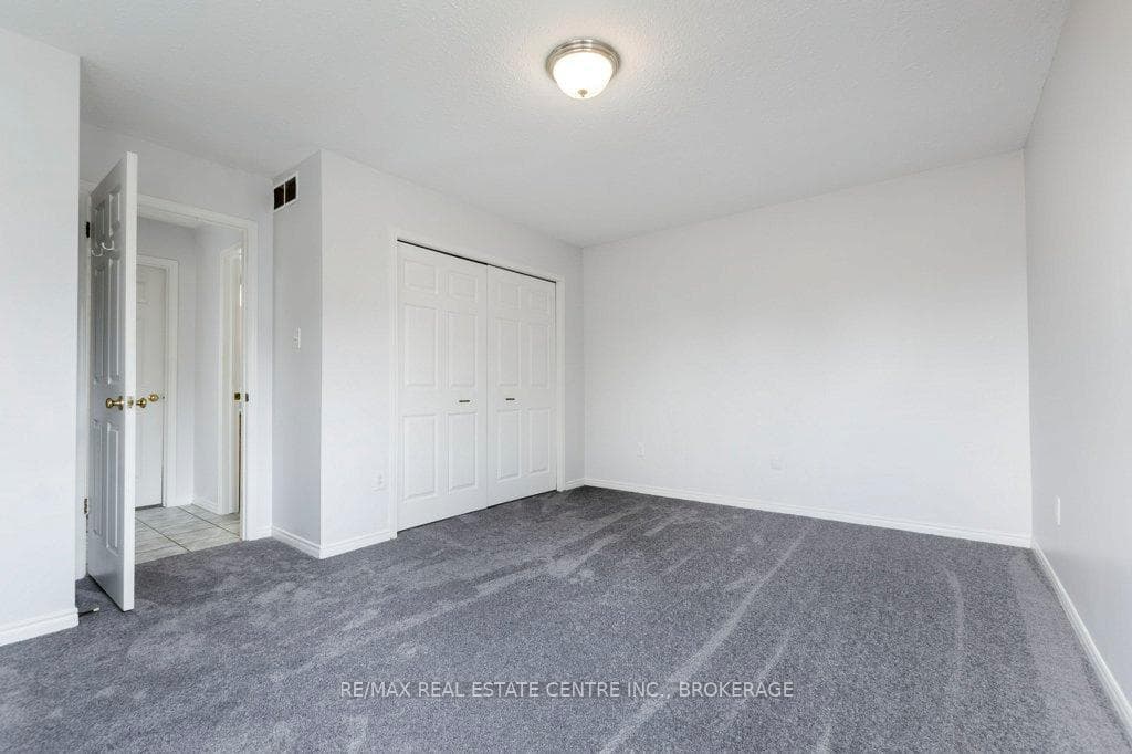 12 WHITTAKER Crescent photo 15