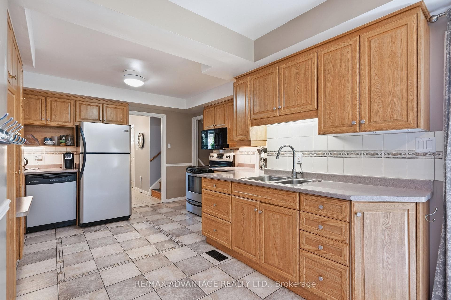 120 Champlain Crescent photo 10