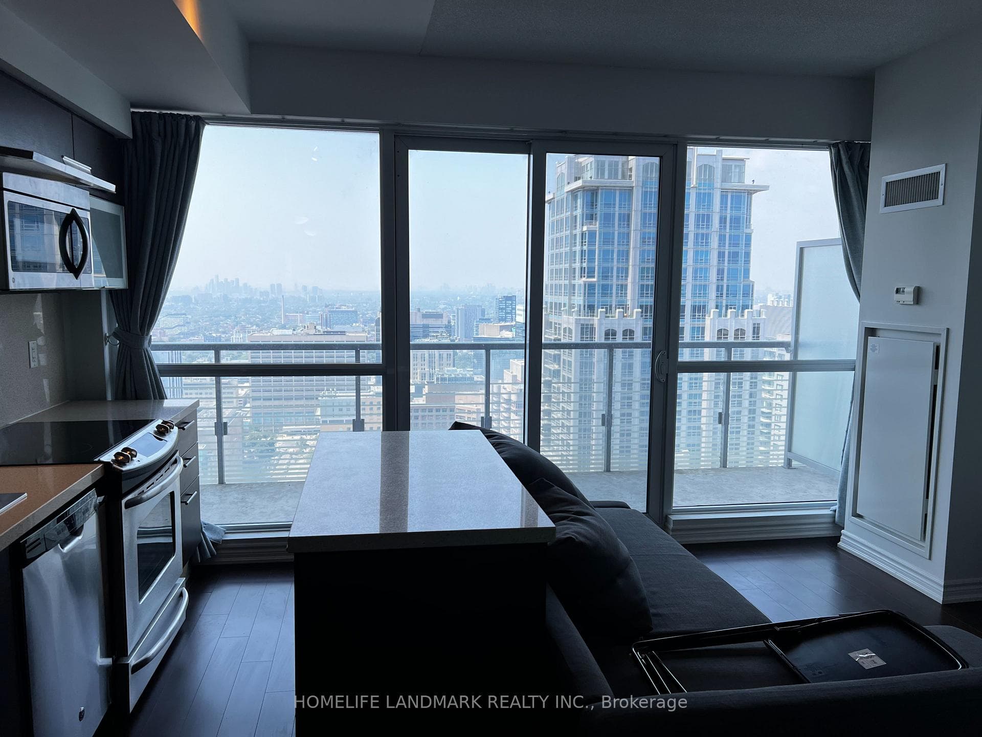 386 Yonge Street Unit 3814 photo 4
