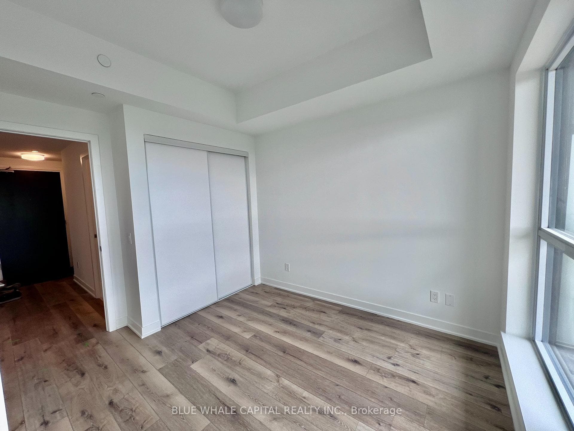 405 Dundas Street Unit 725 photo 12