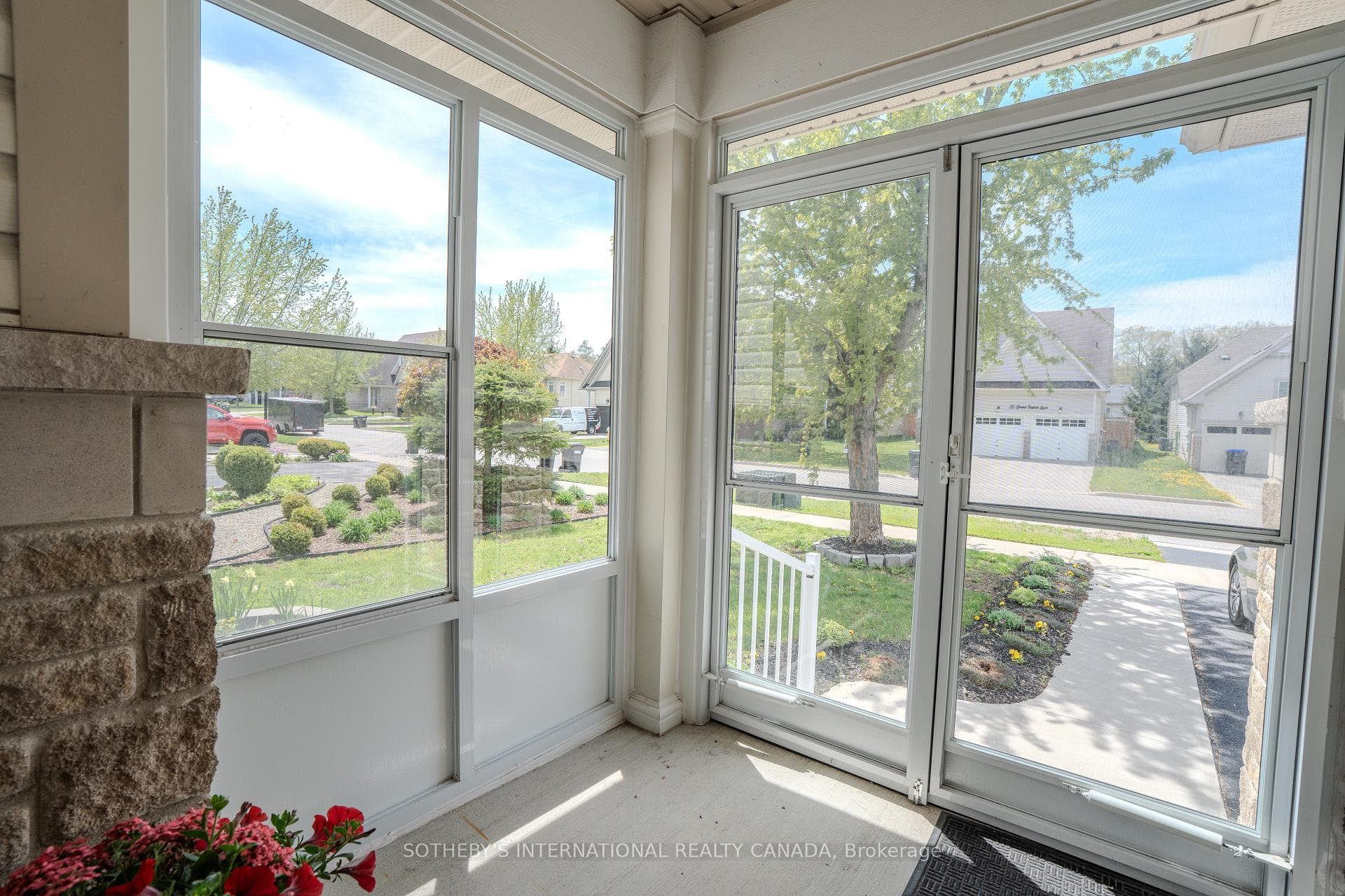 19 Grand Poplar Lane photo 3