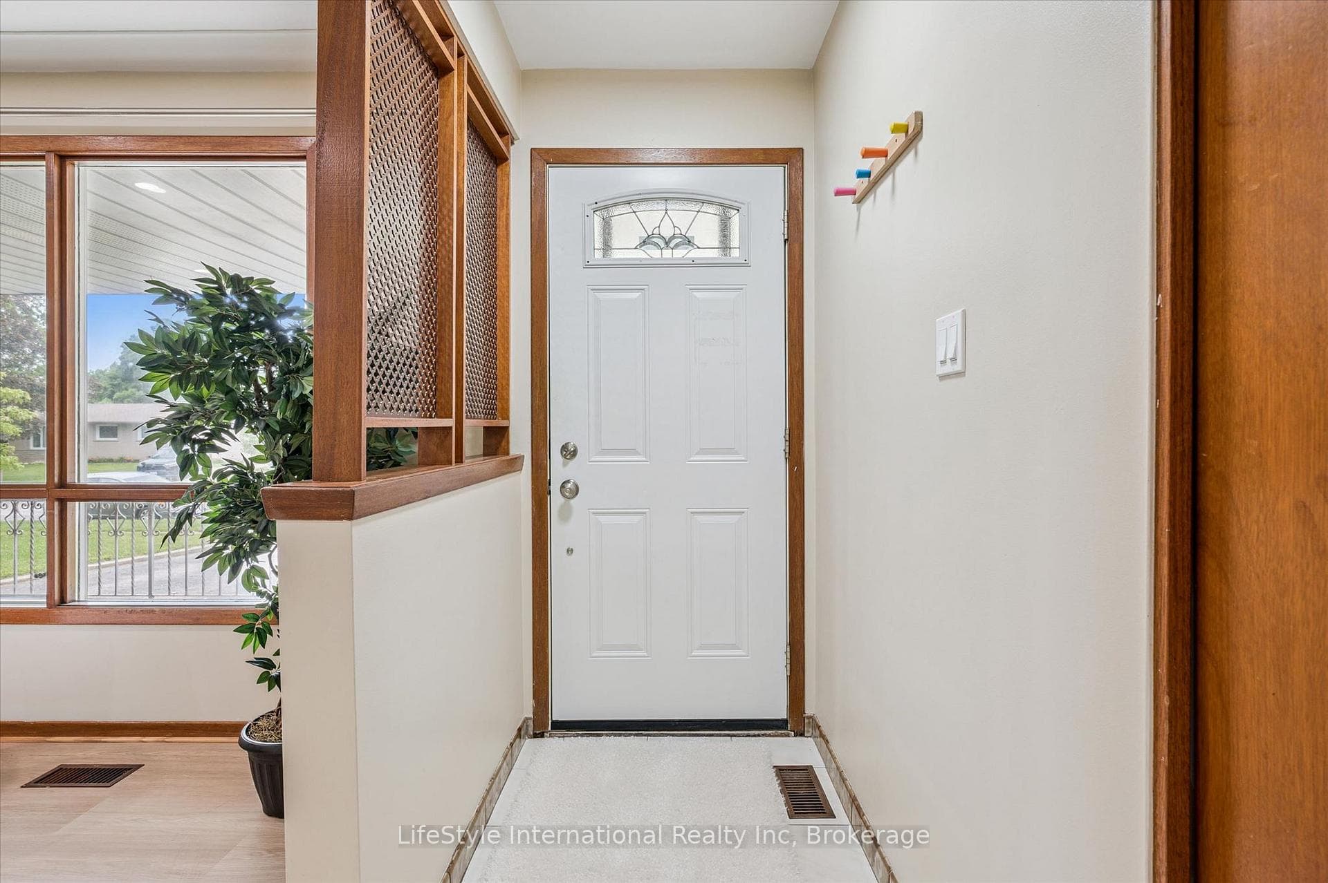 113 Applewood Crescent photo 6