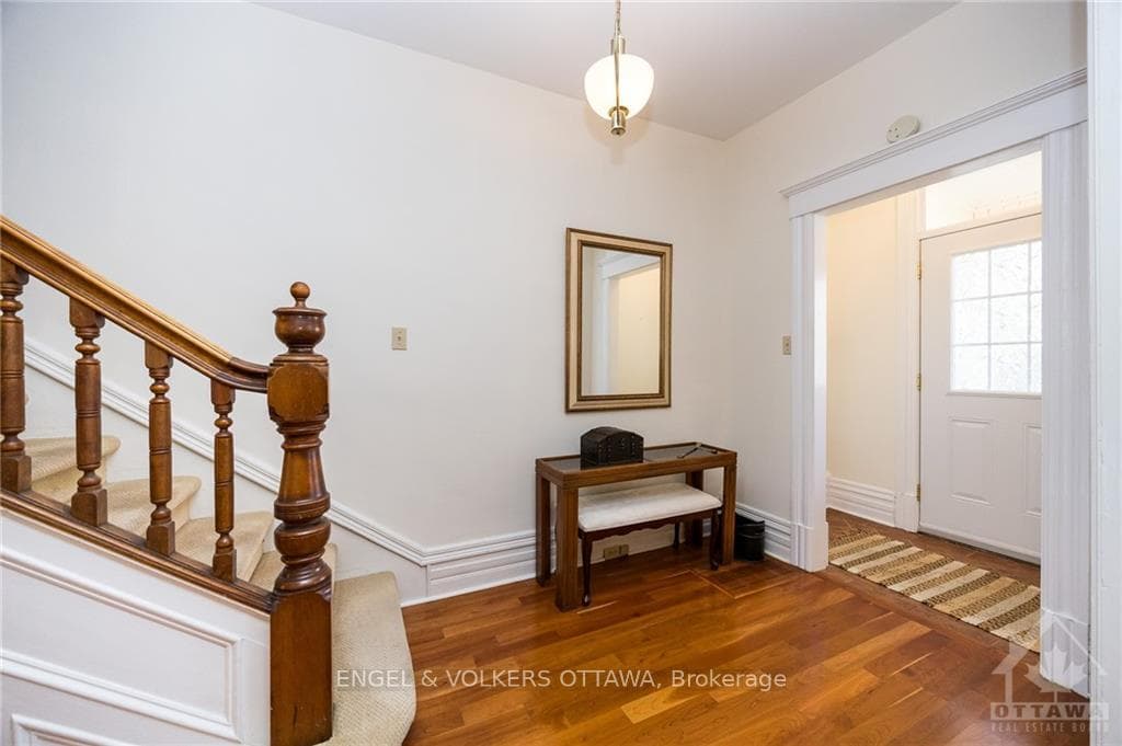650 GILMOUR Street photo 3