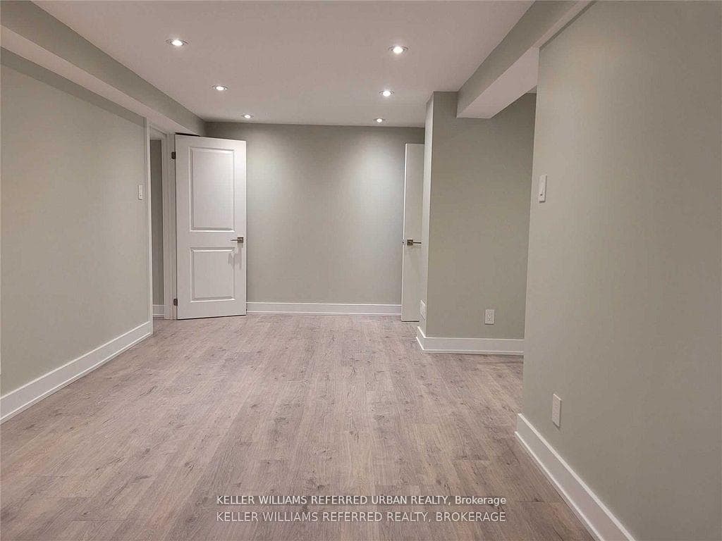 920 Stonehaven Avenue Unit Lower photo 3