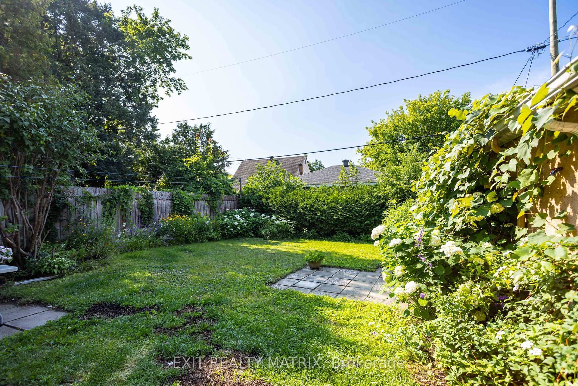 552 Dunbrack Street photo 40