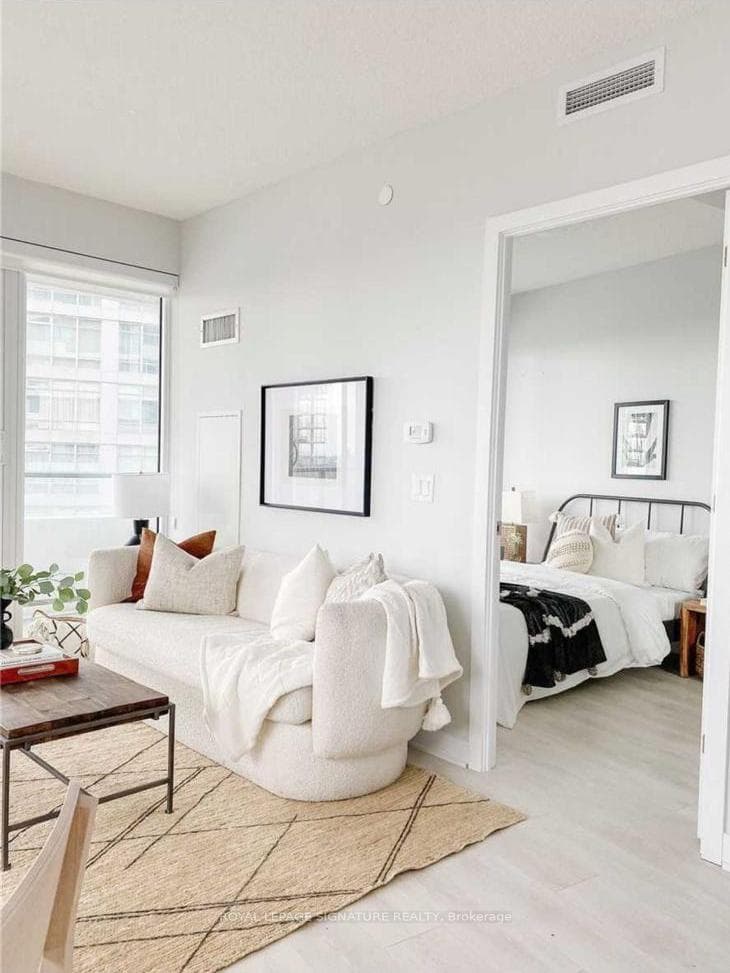 2221 Yonge Street Unit 2003 photo 8