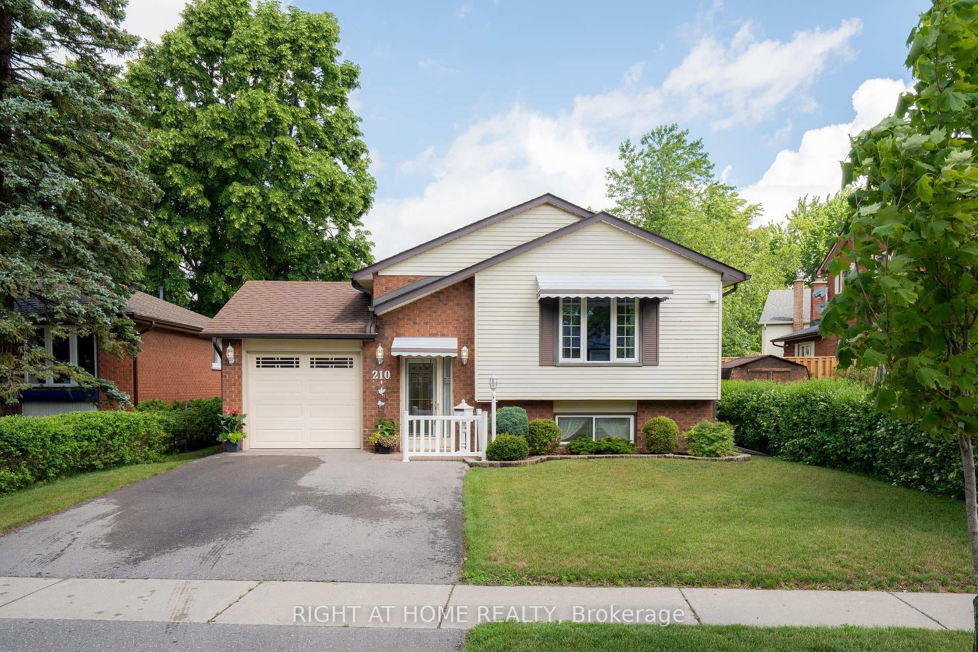 210 SENECA Avenue photo 1