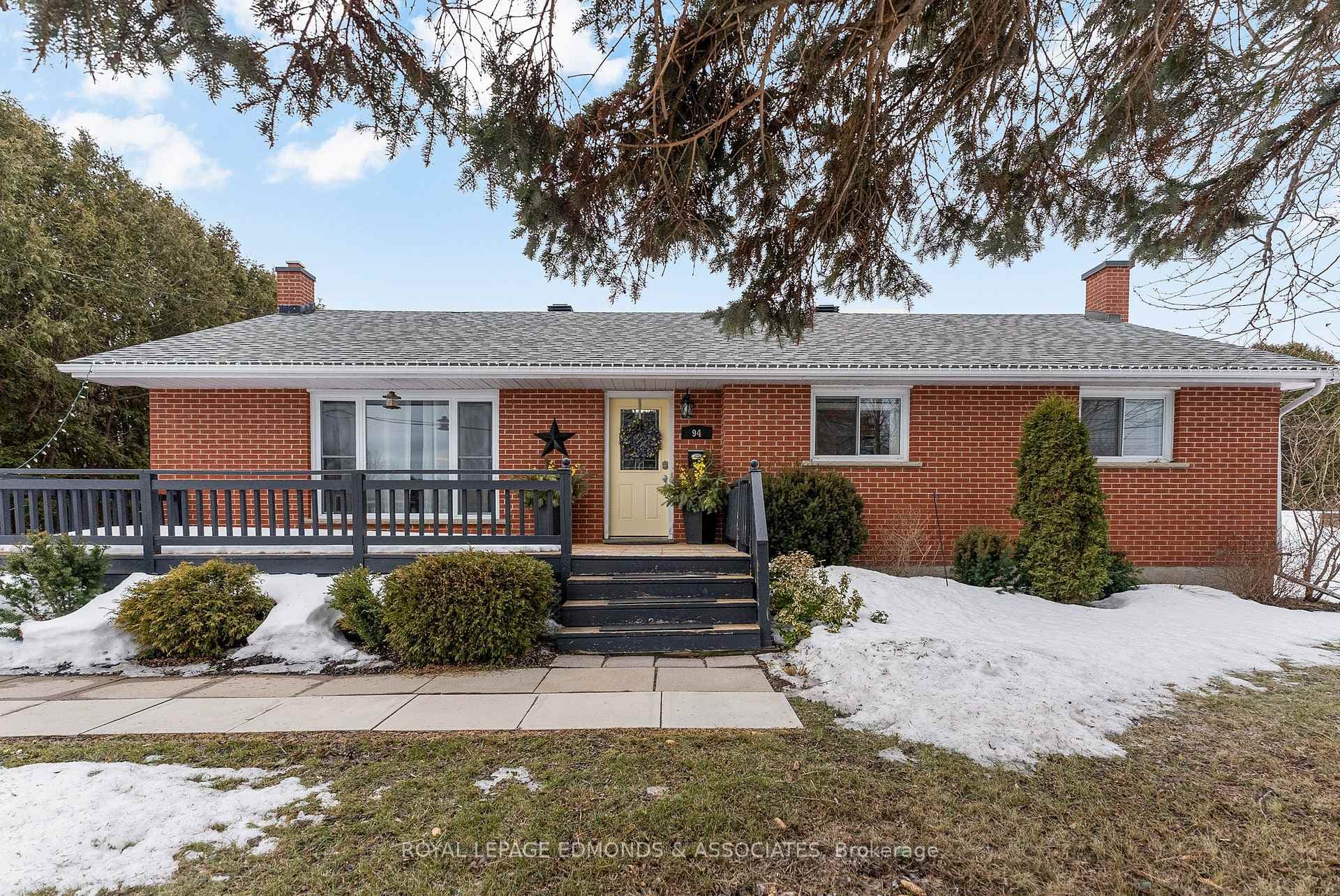 94 Oak Street photo 2