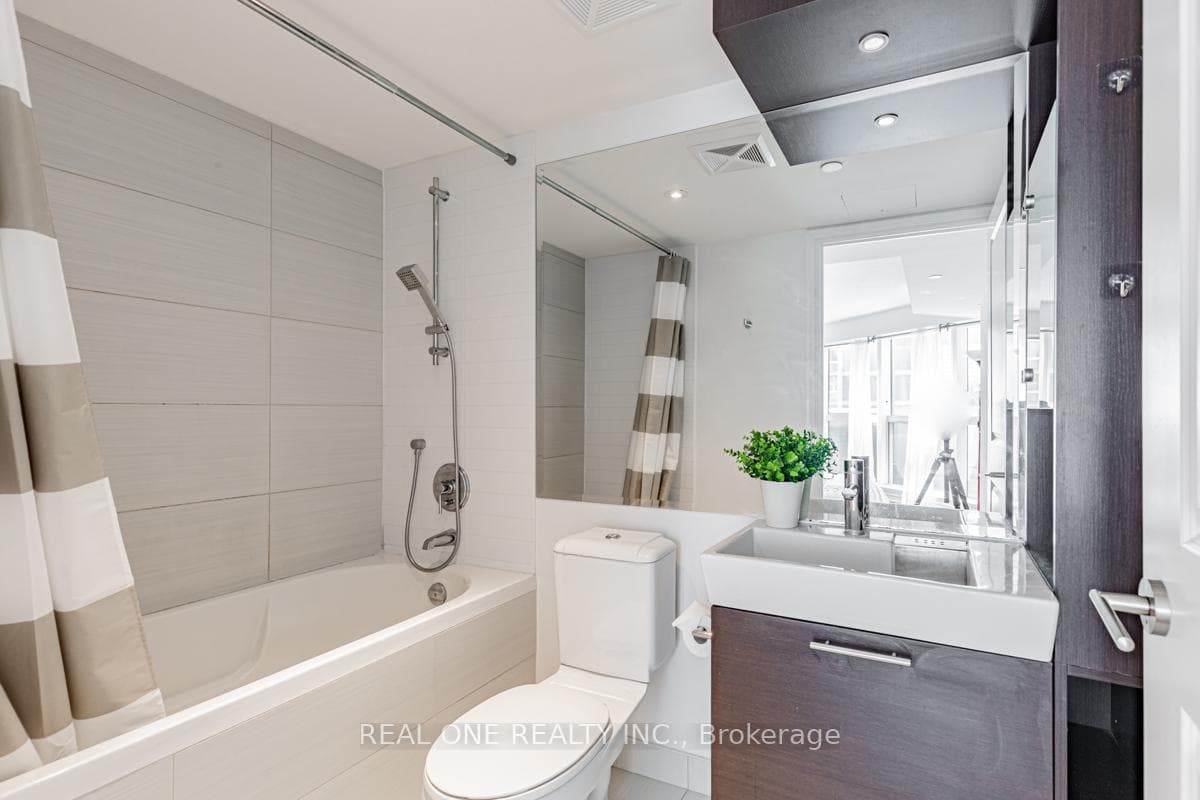 386 Yonge Street Unit 1408 photo 17