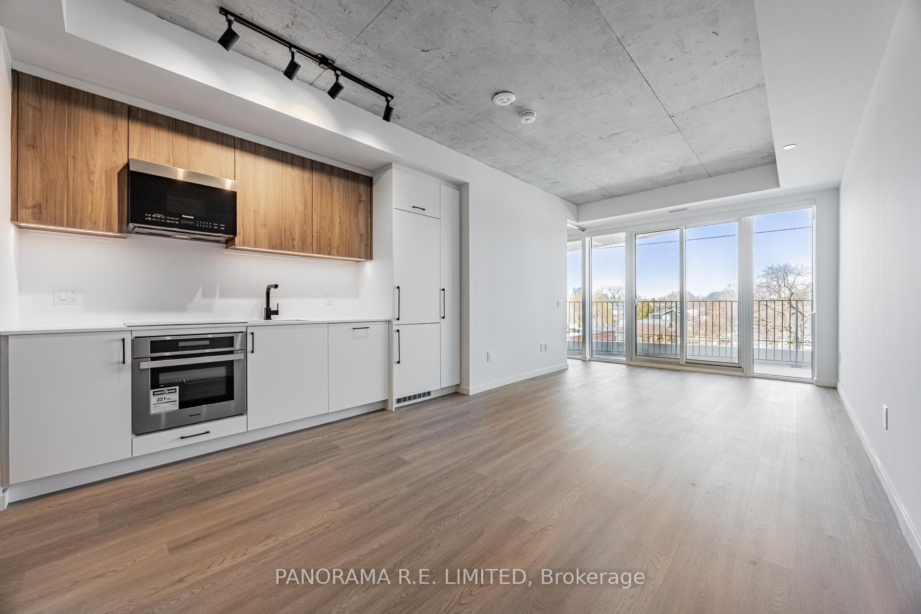 689 The Queensway N/A Unit 415 photo 1