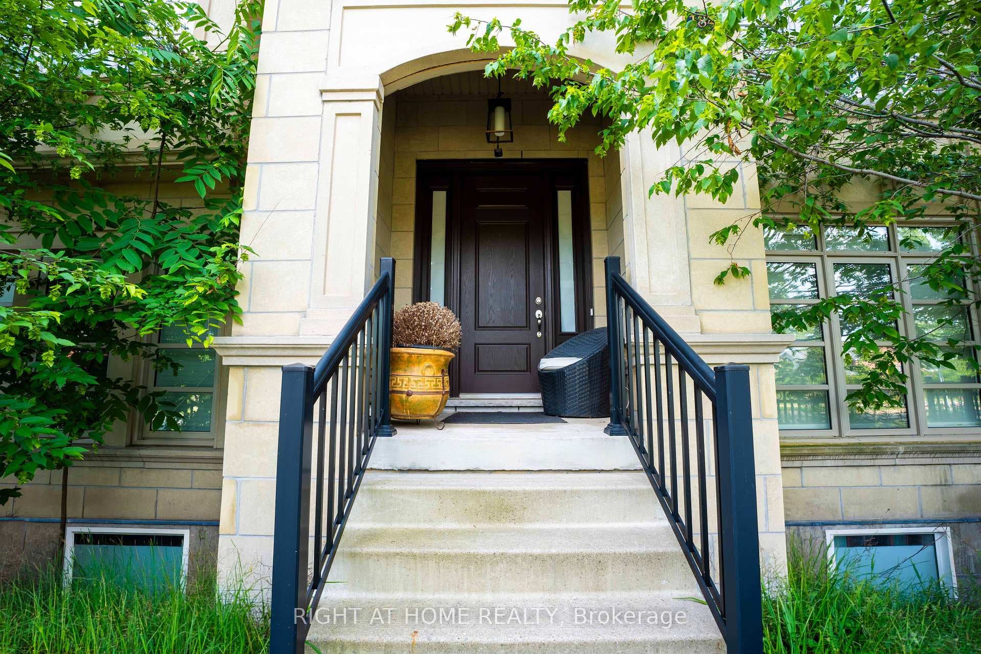 184 Dorval Drive photo 2
