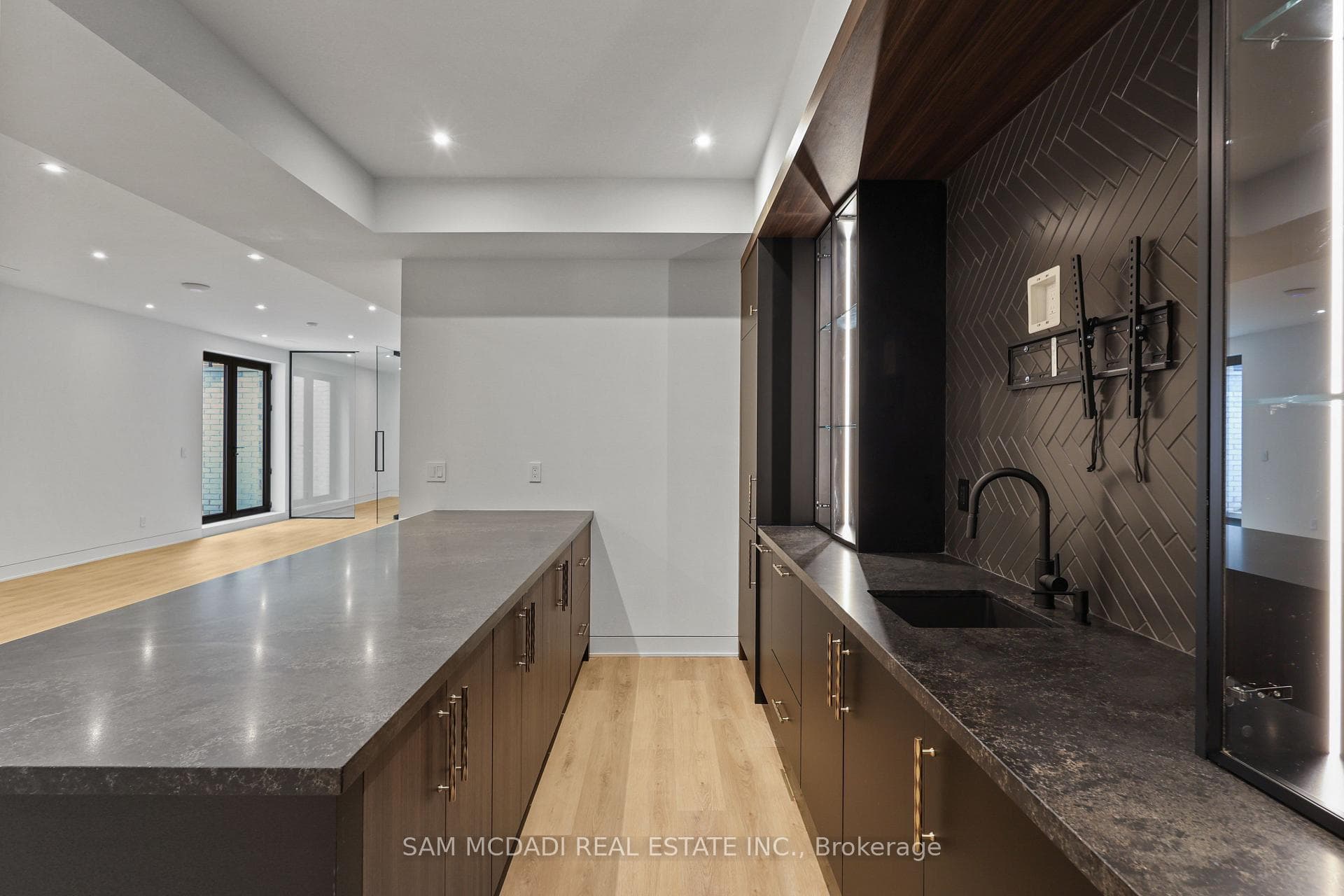 2186 Harcourt Crescent photo 39
