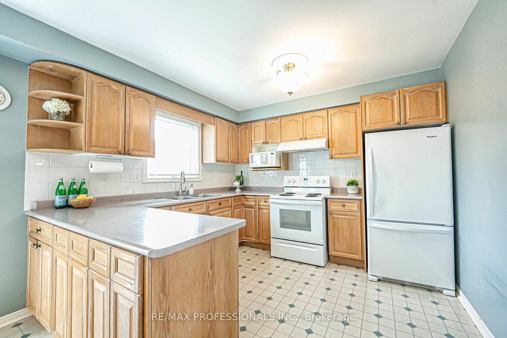 3953 Selkirk Place photo 12