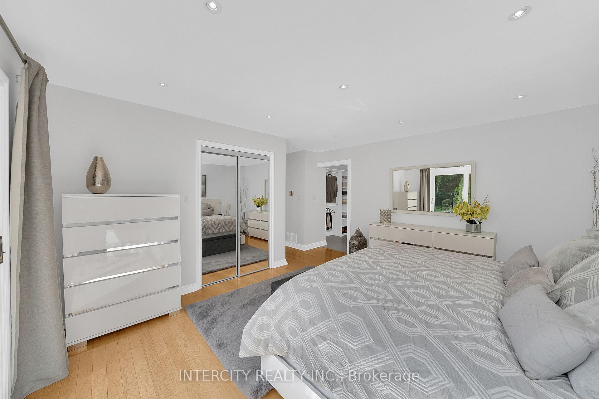 137 Curtis Crescent photo 16