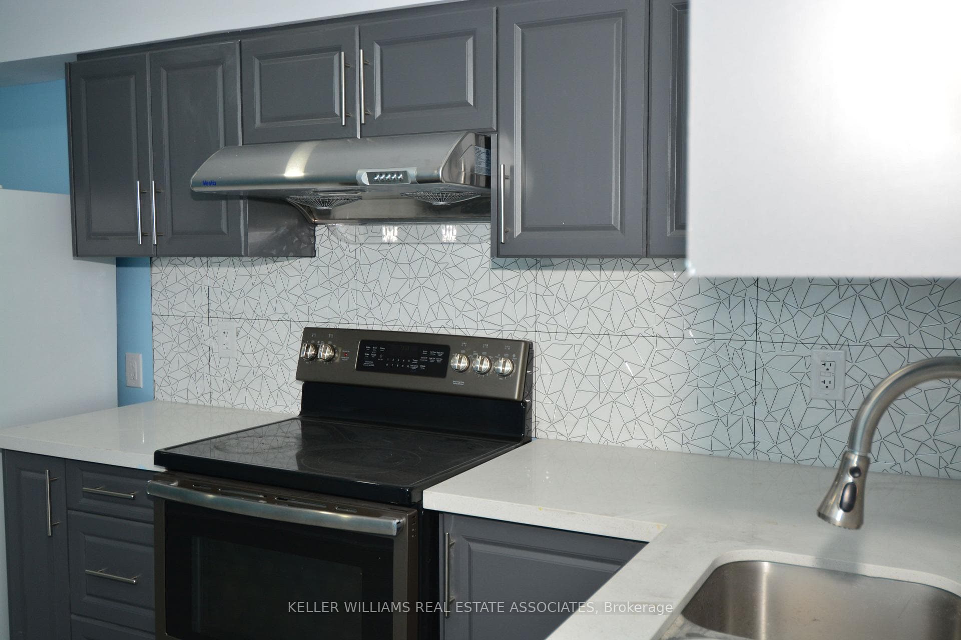 16 Stonebrook Crescent photo 5