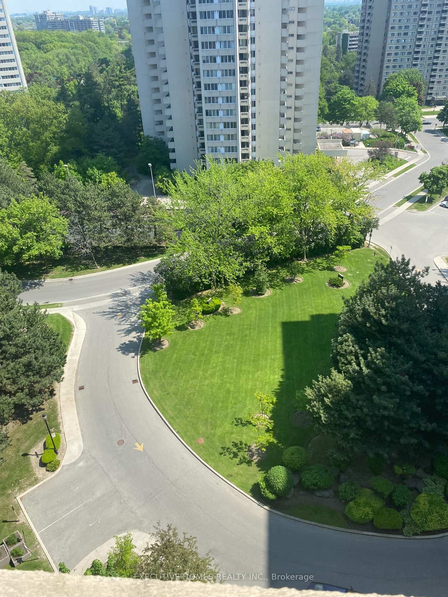 3590 Kaneff Crescent Unit 1502 photo 17