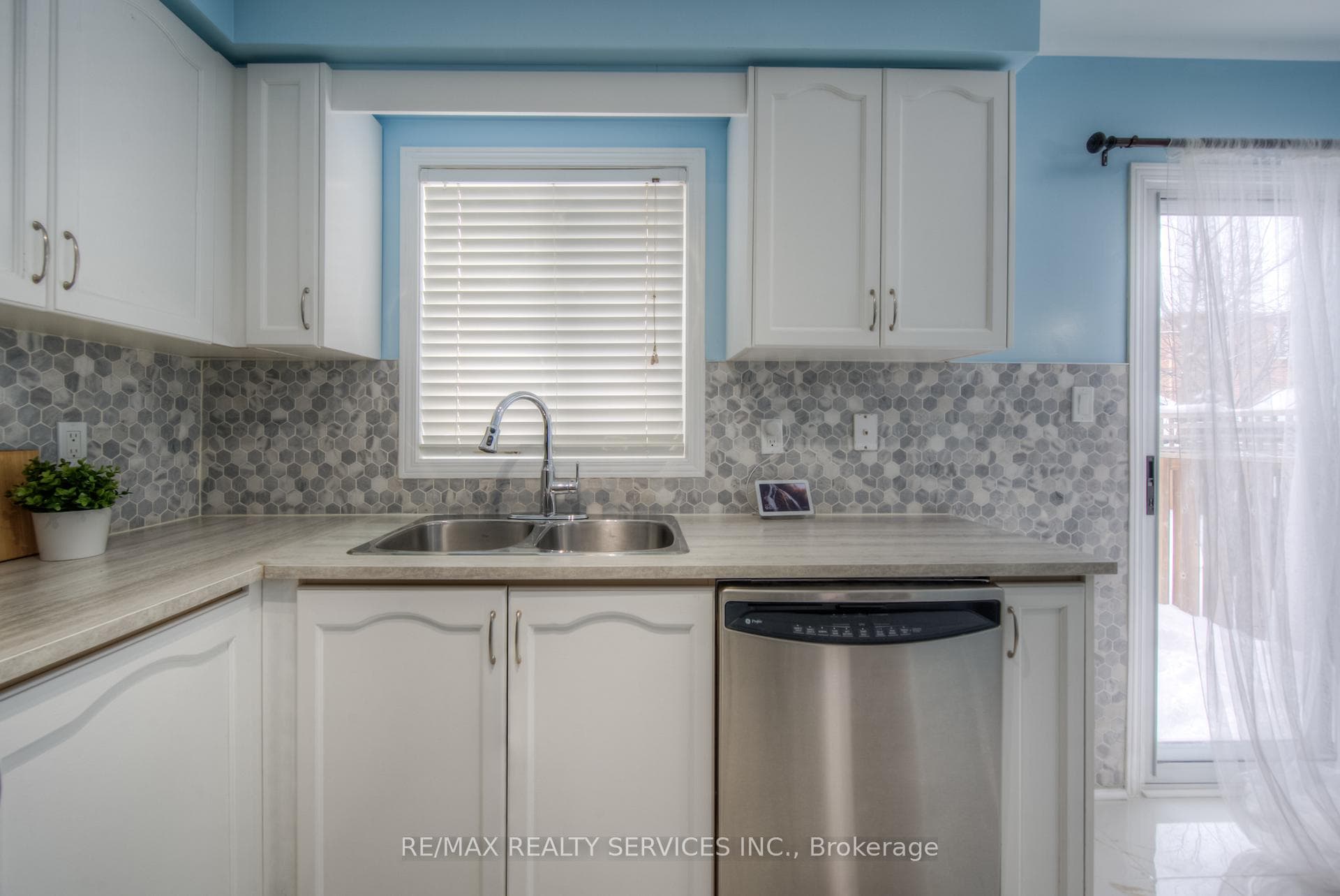 2479 Newcastle Crescent photo 15