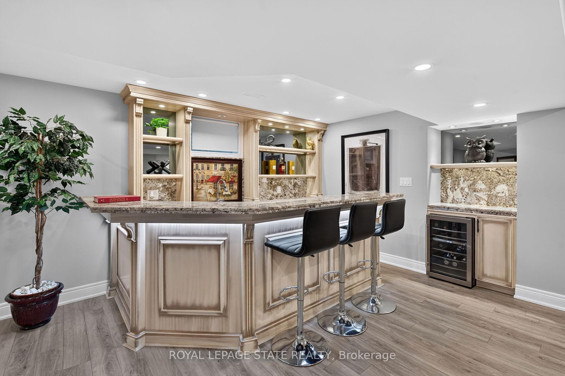 160 Wills Crescent photo 36