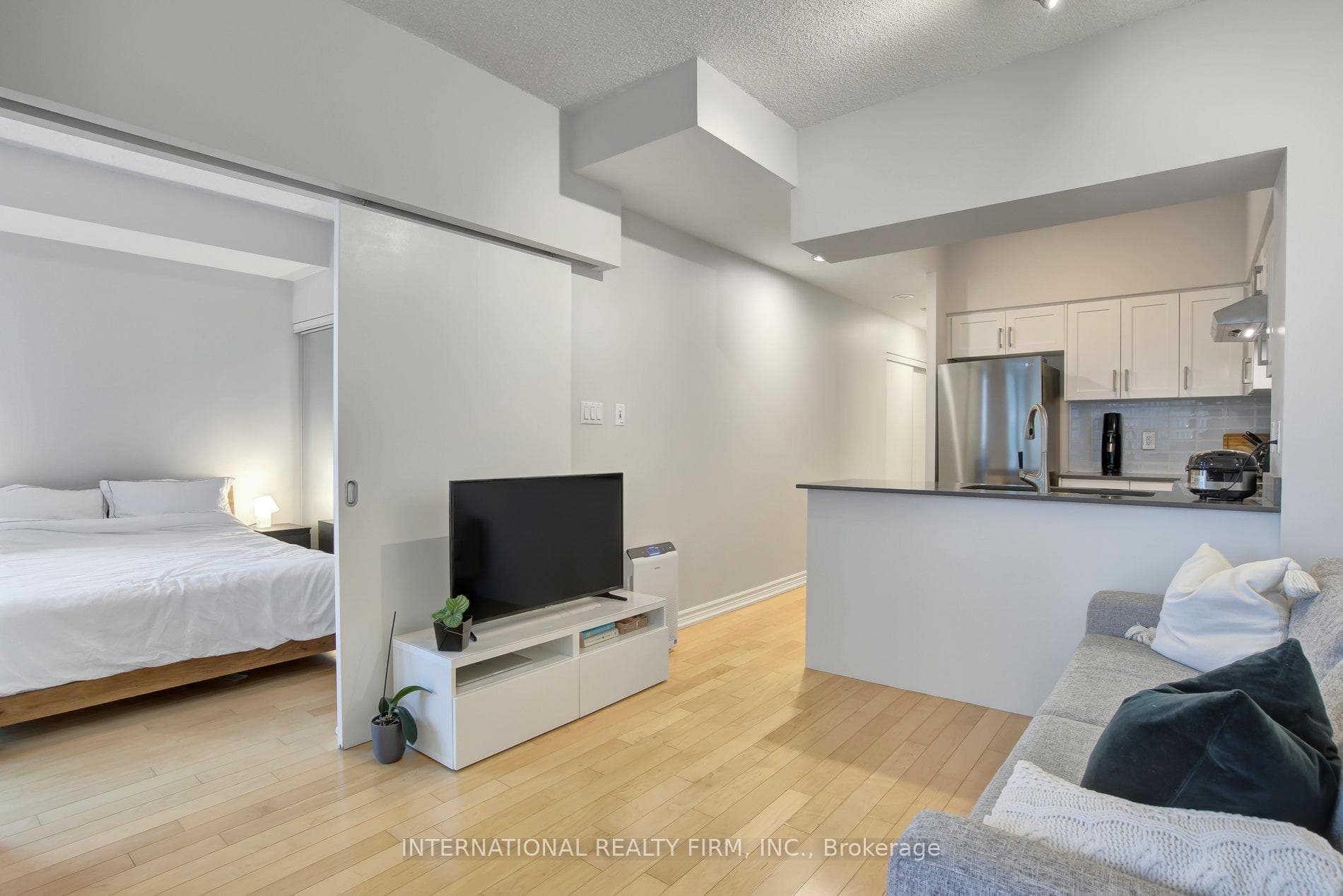 230 Queens Quay Unit 1617 photo 6