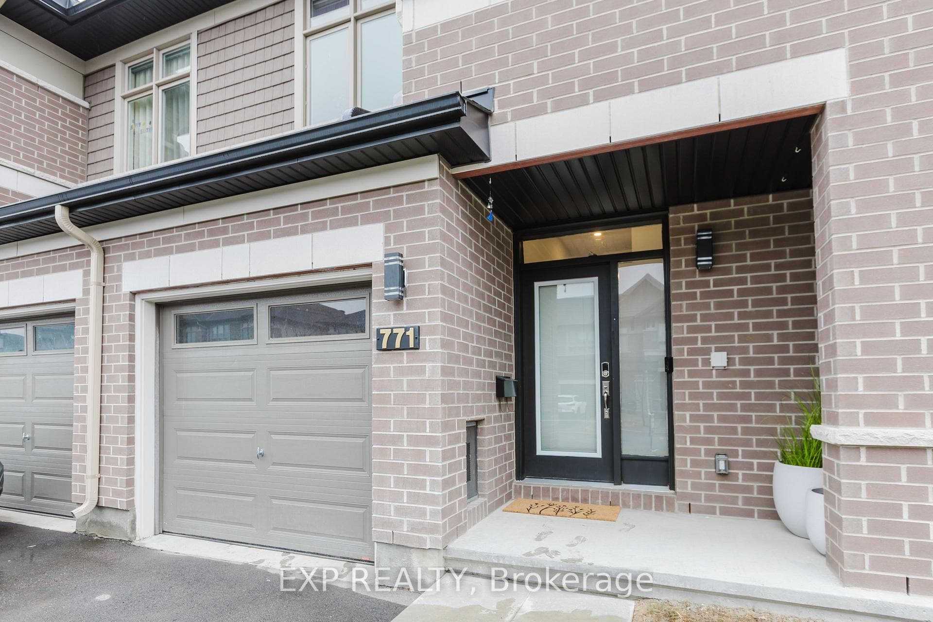 771 CAIRN Crescent photo 3