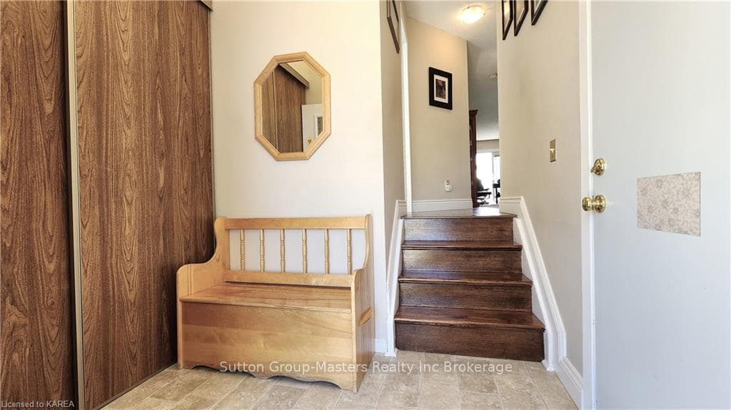 835 LARCHWOOD Crescent photo 4