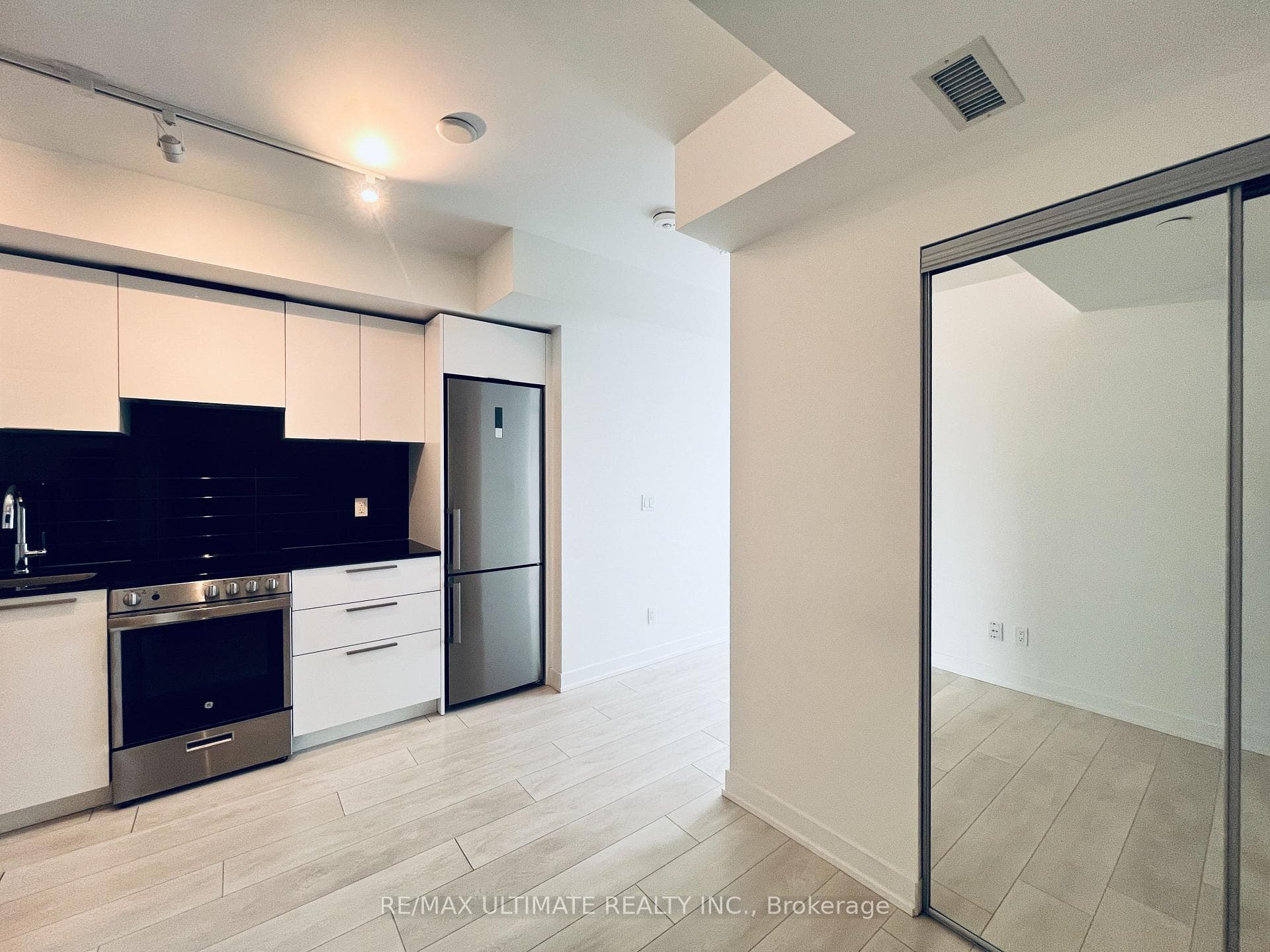 501 Yonge Street Unit 4004 photo 11