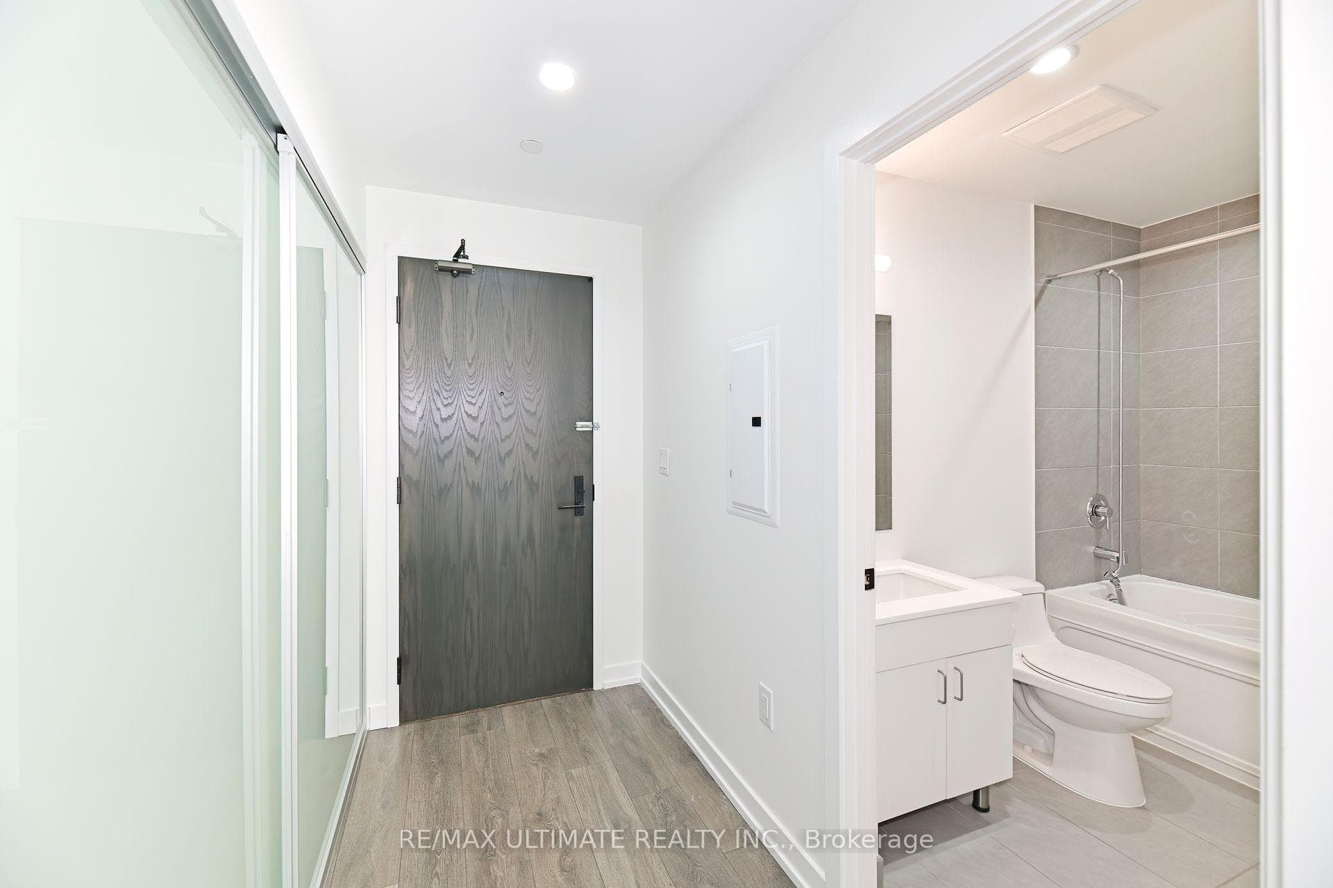 426 University Avenue Unit 2105 photo 2