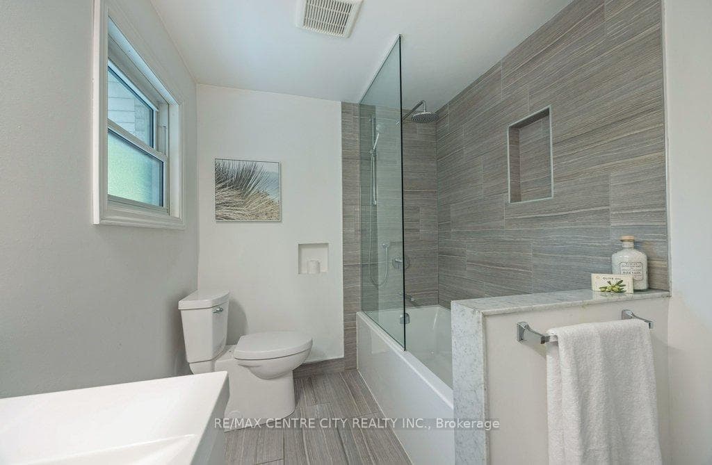 718 Dunboyne Crescent photo 17