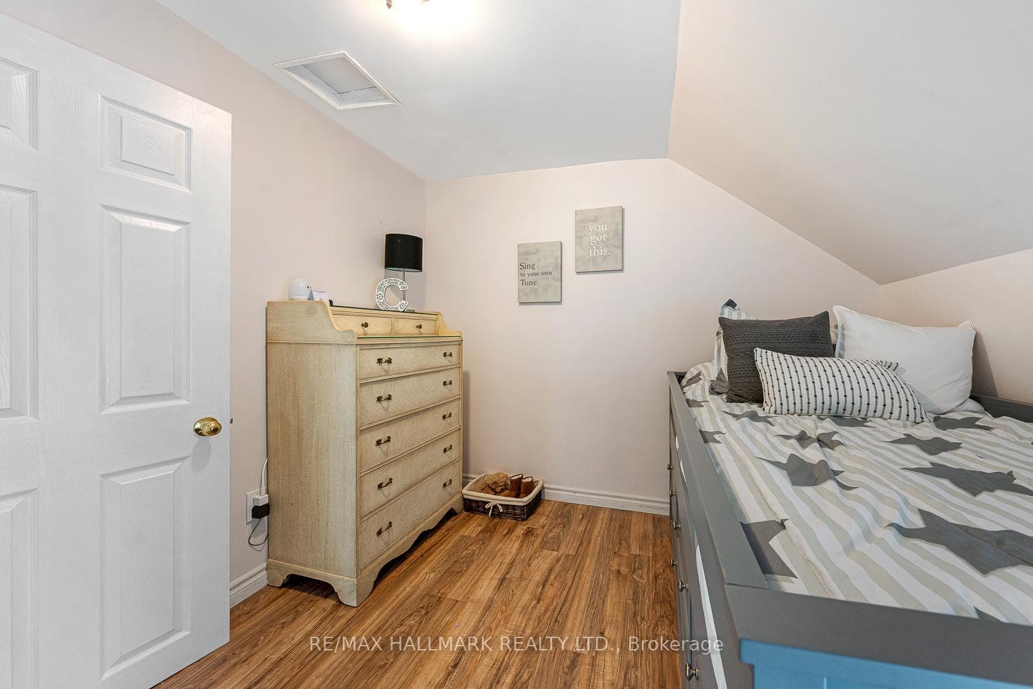 125 Banting Avenue photo 23