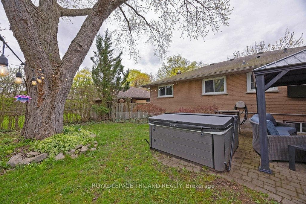 596 RIDGEWOOD Crescent photo 32
