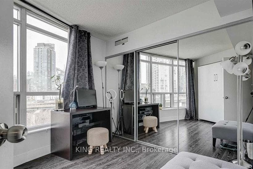 550 Queens Quay Unit 711 photo 14