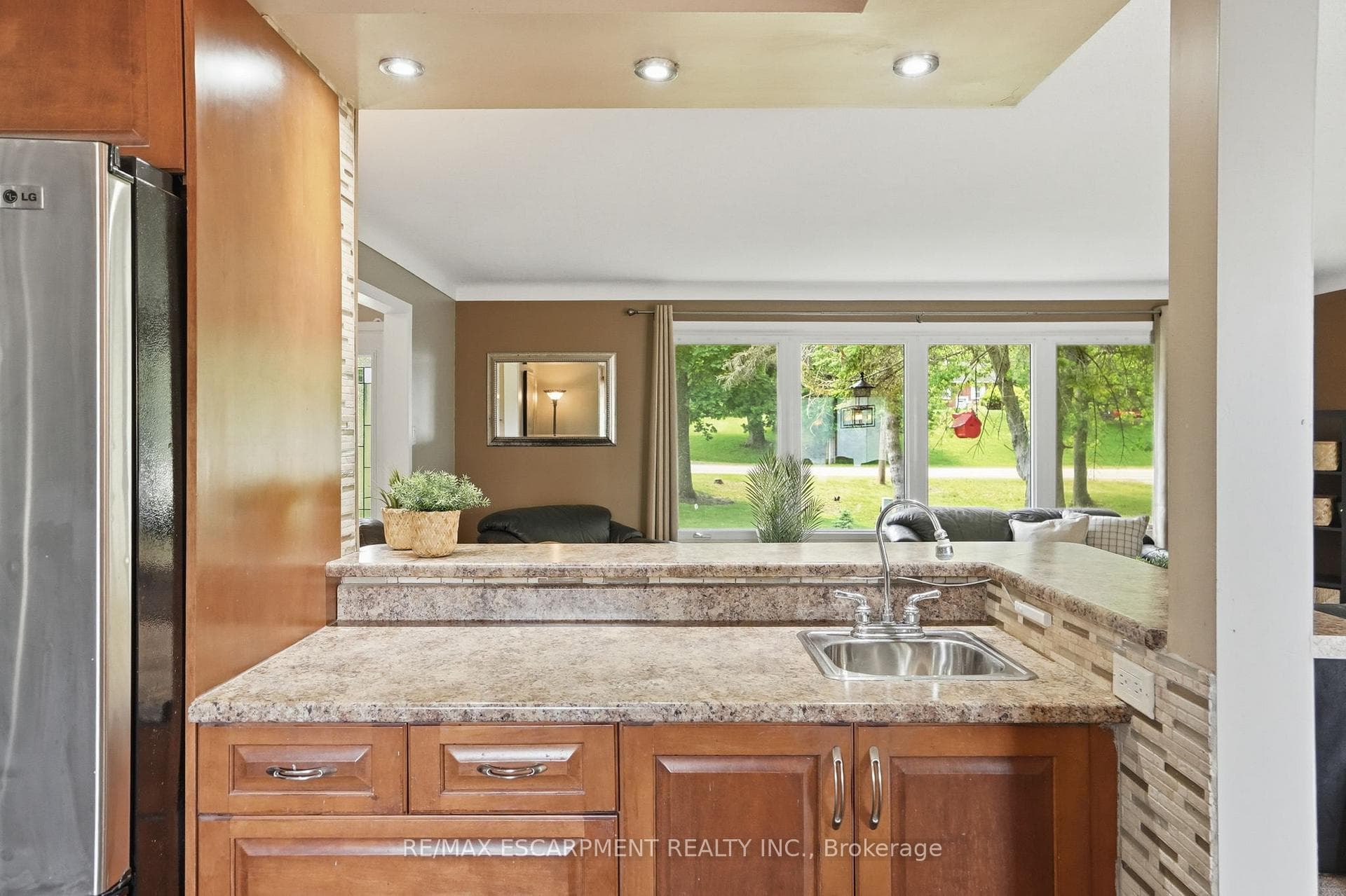 318 Freelton Road photo 16