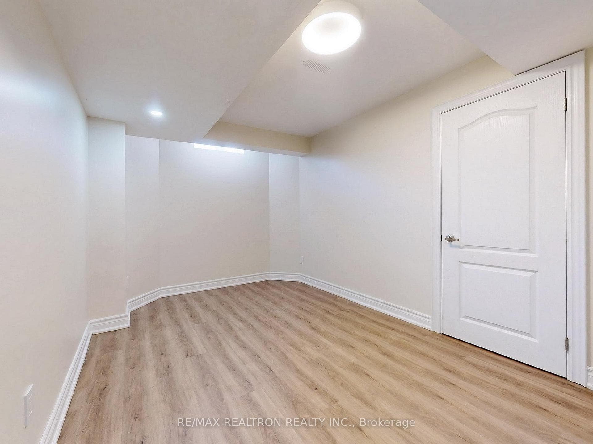 1605 Seguin Square photo 34