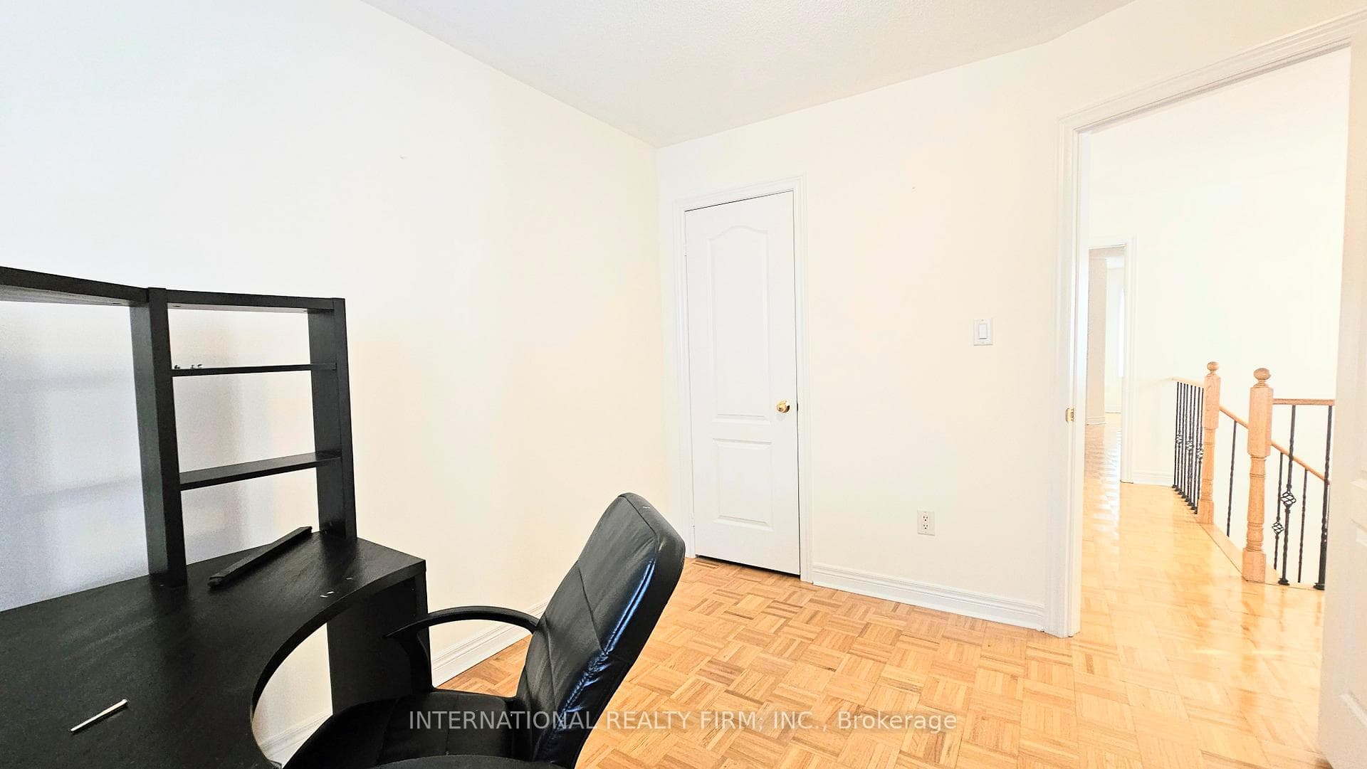 195 Warwick Crescent photo 22