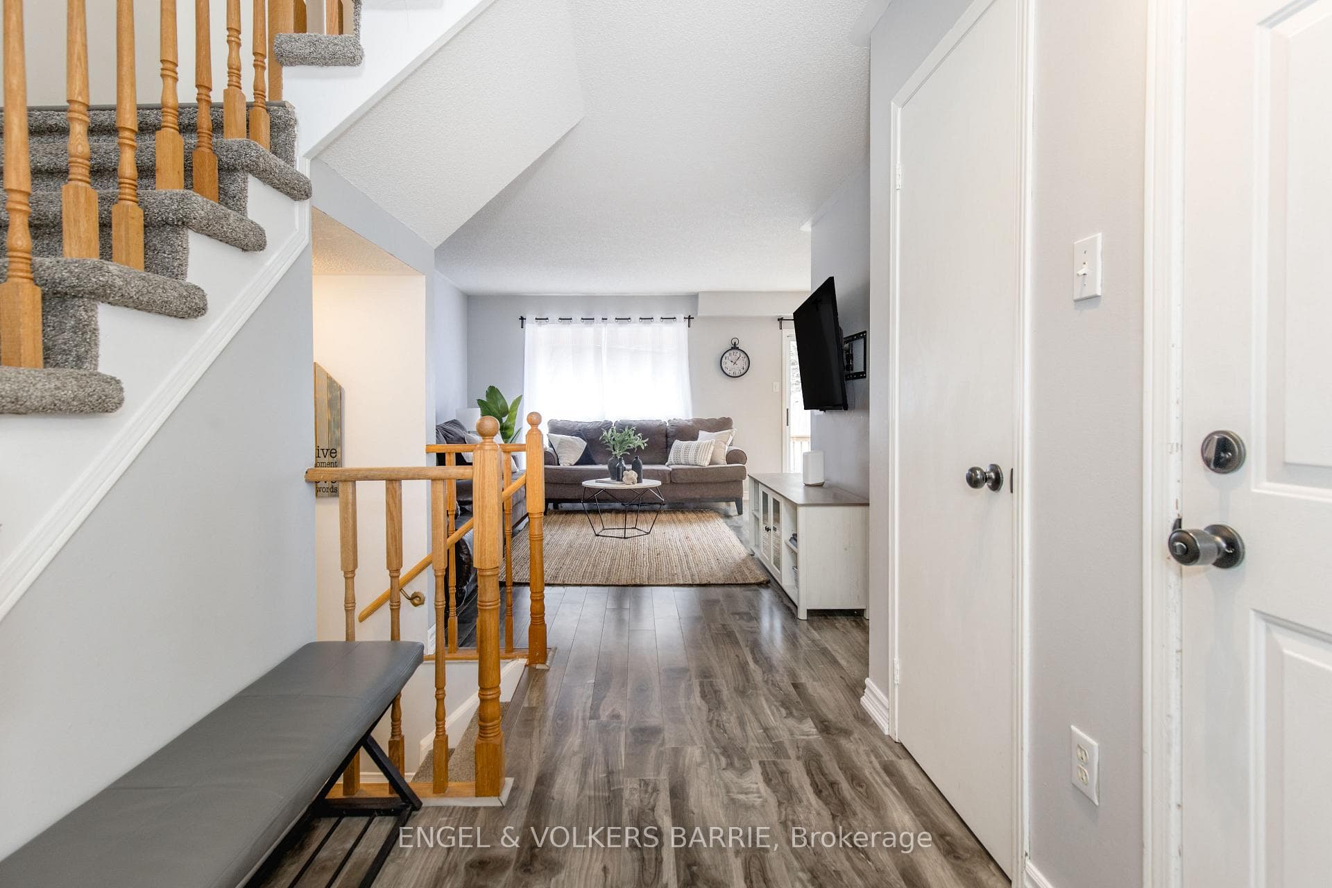154 PICKETT Crescent photo 5