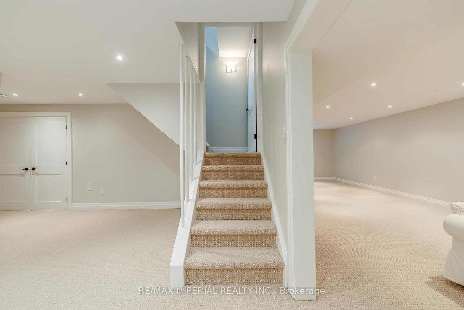 110 Blyth Crescent photo 44