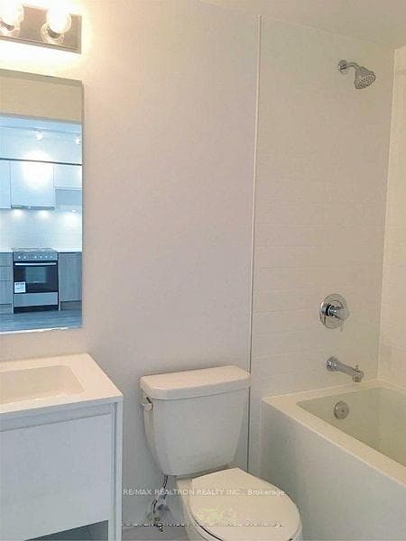 159 Wellesley Street Unit 910 photo 9