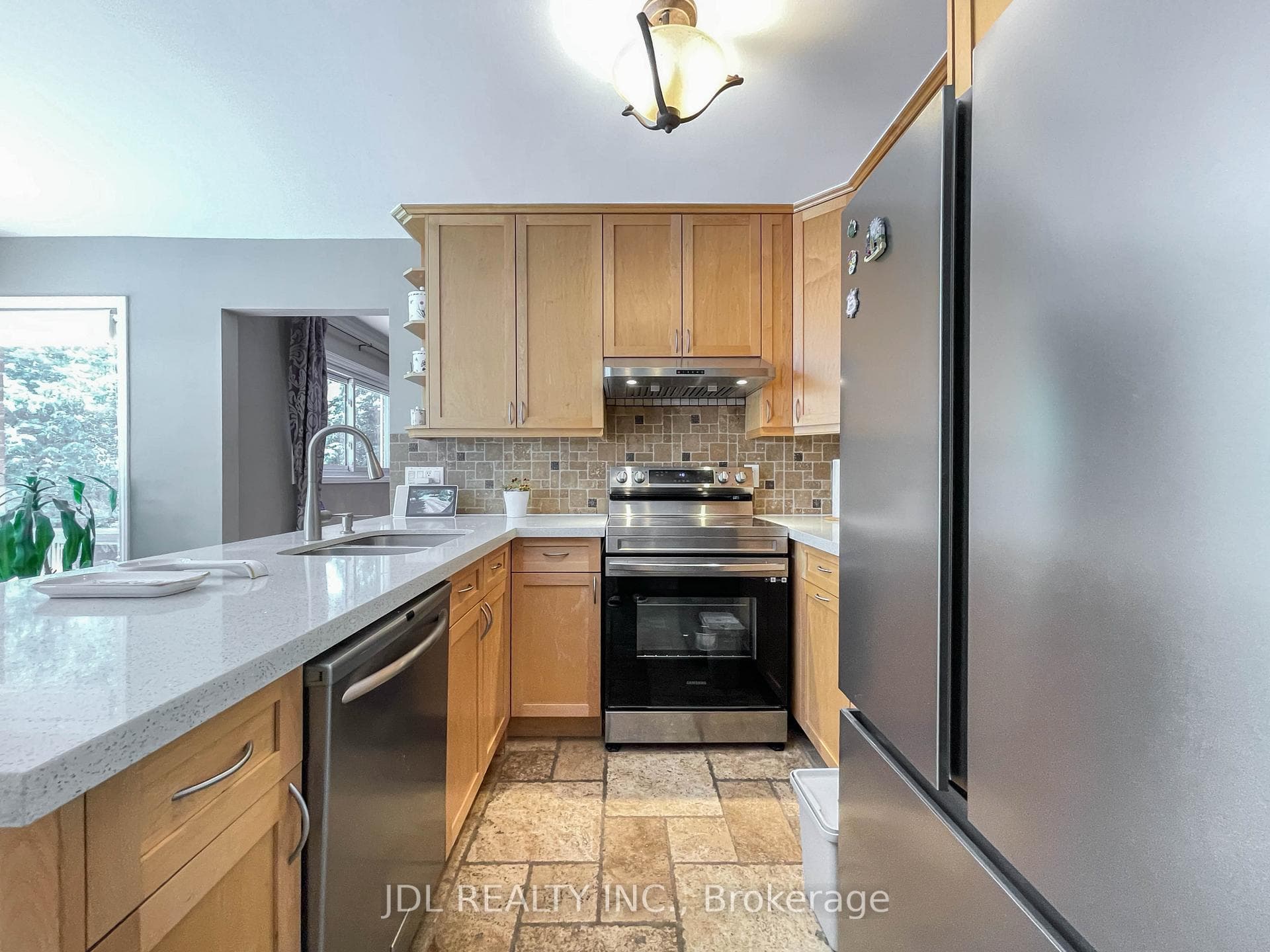 126 Weir Crescent photo 16