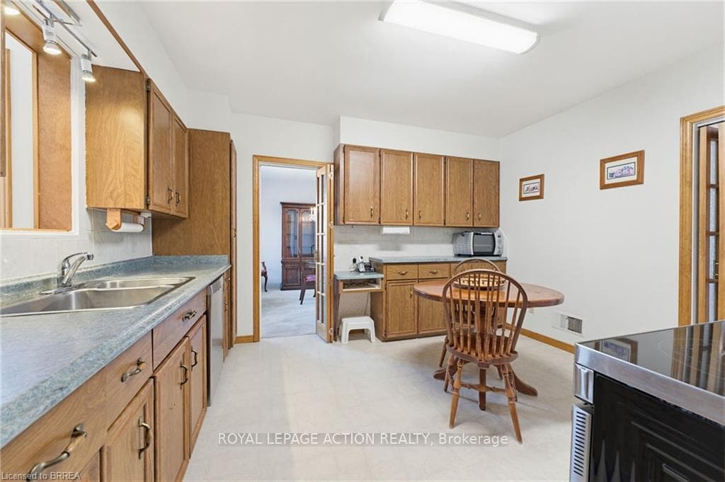 90 Henderson Avenue photo 11