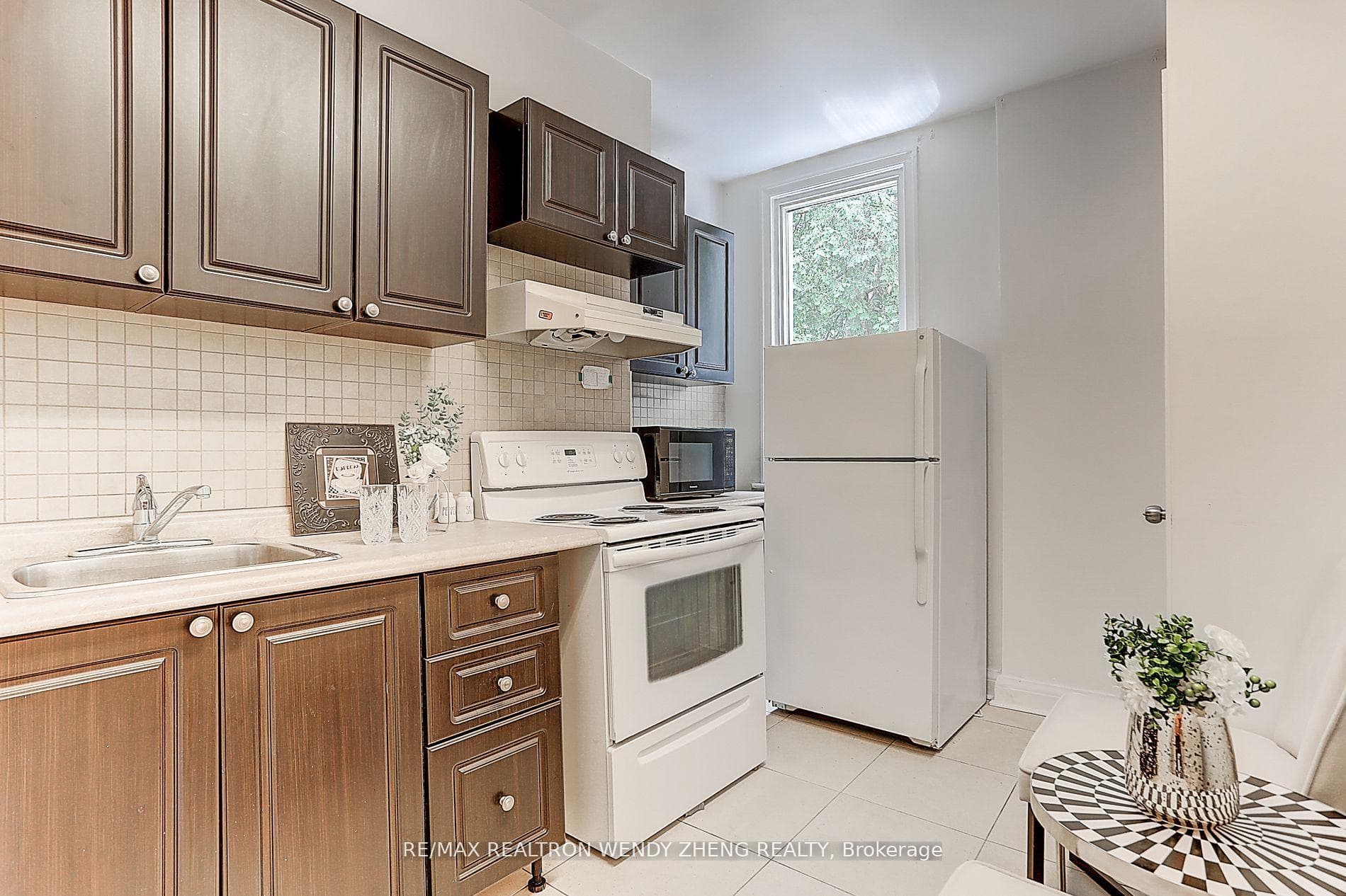 2179 Dundas Street photo 8