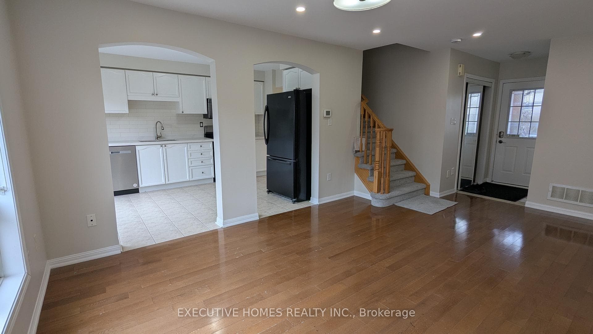 676 Hamilton Crescent photo 8