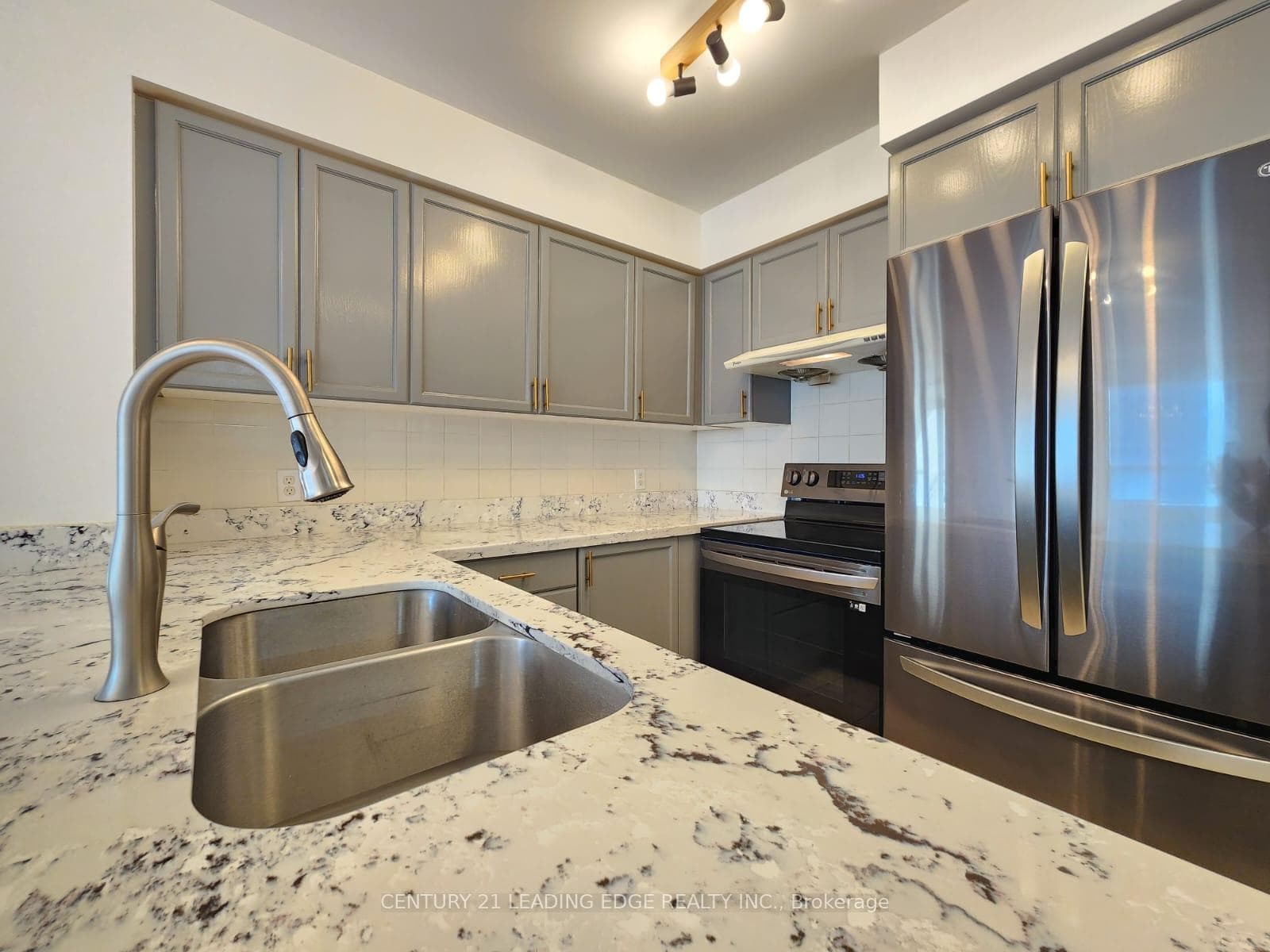 18 Parkview Avenue Unit 807 photo 5