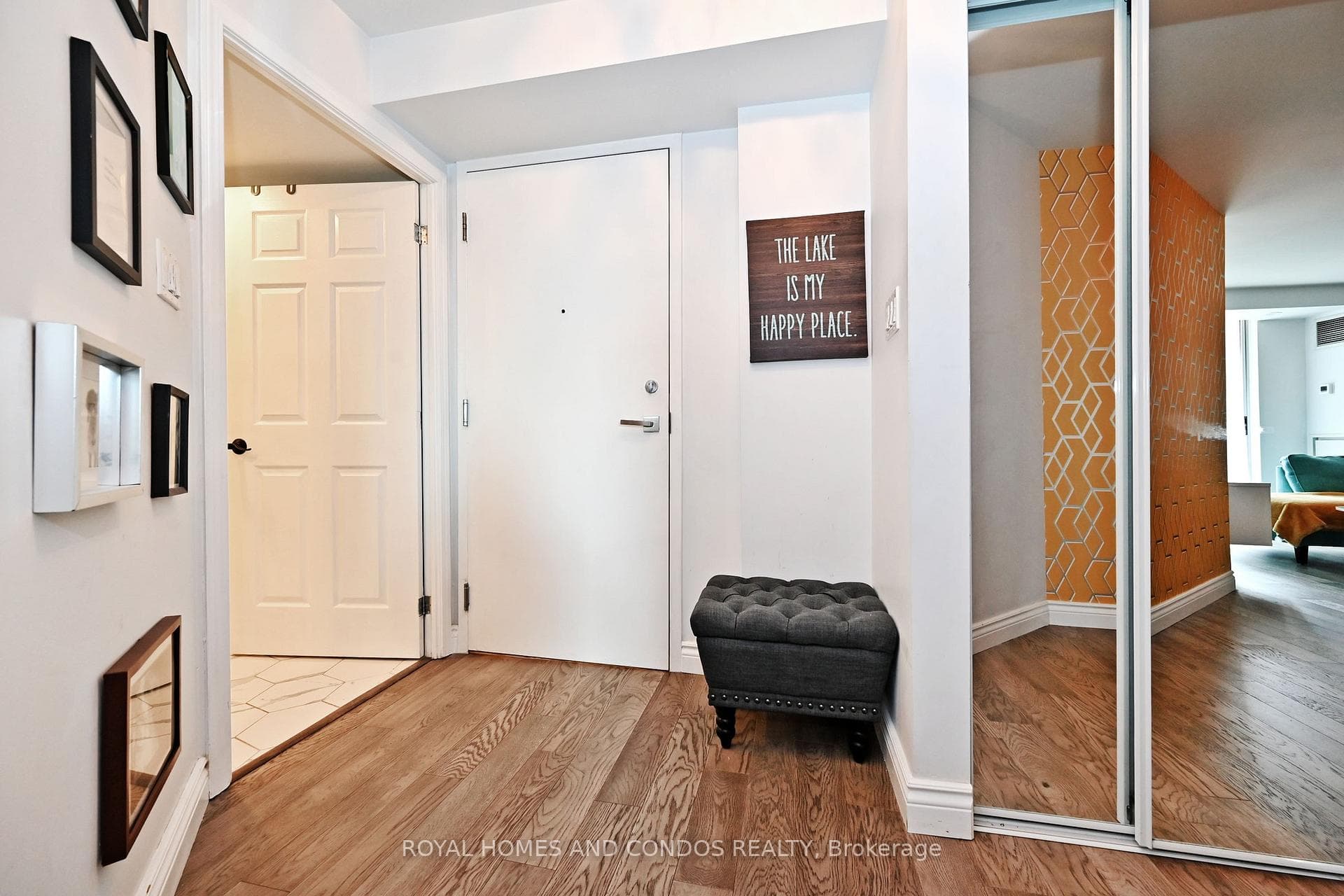 Suite Foyer