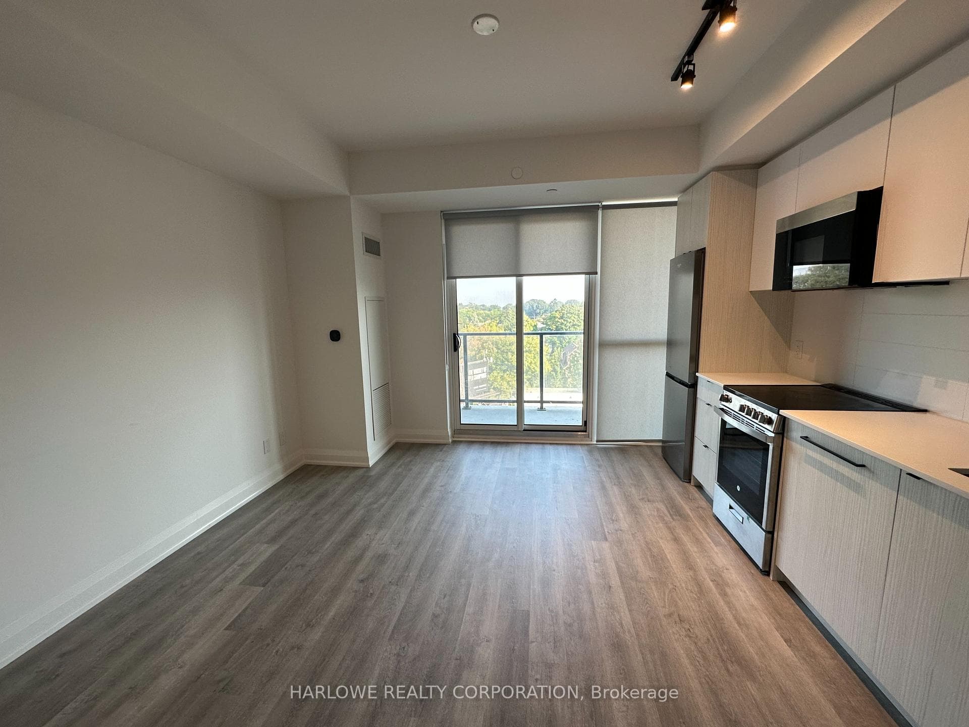 2369 Danforth Avenue Unit 605 photo 1