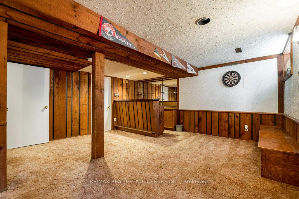 390 Satok Crescent photo 28