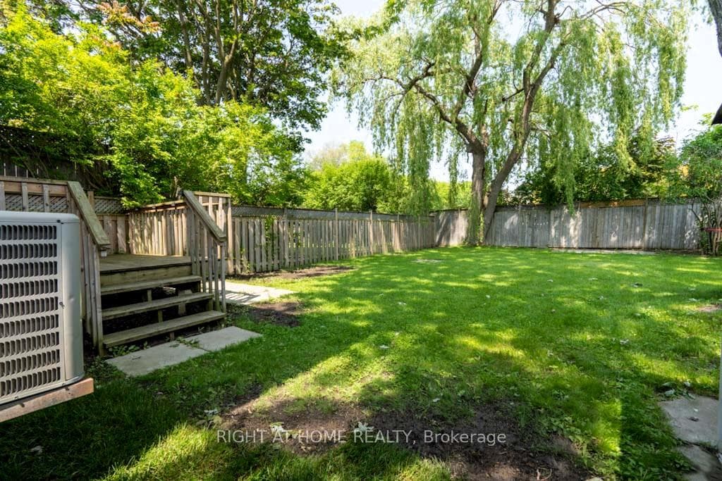 714 Dunlop Street Unit (UPPER) photo 20