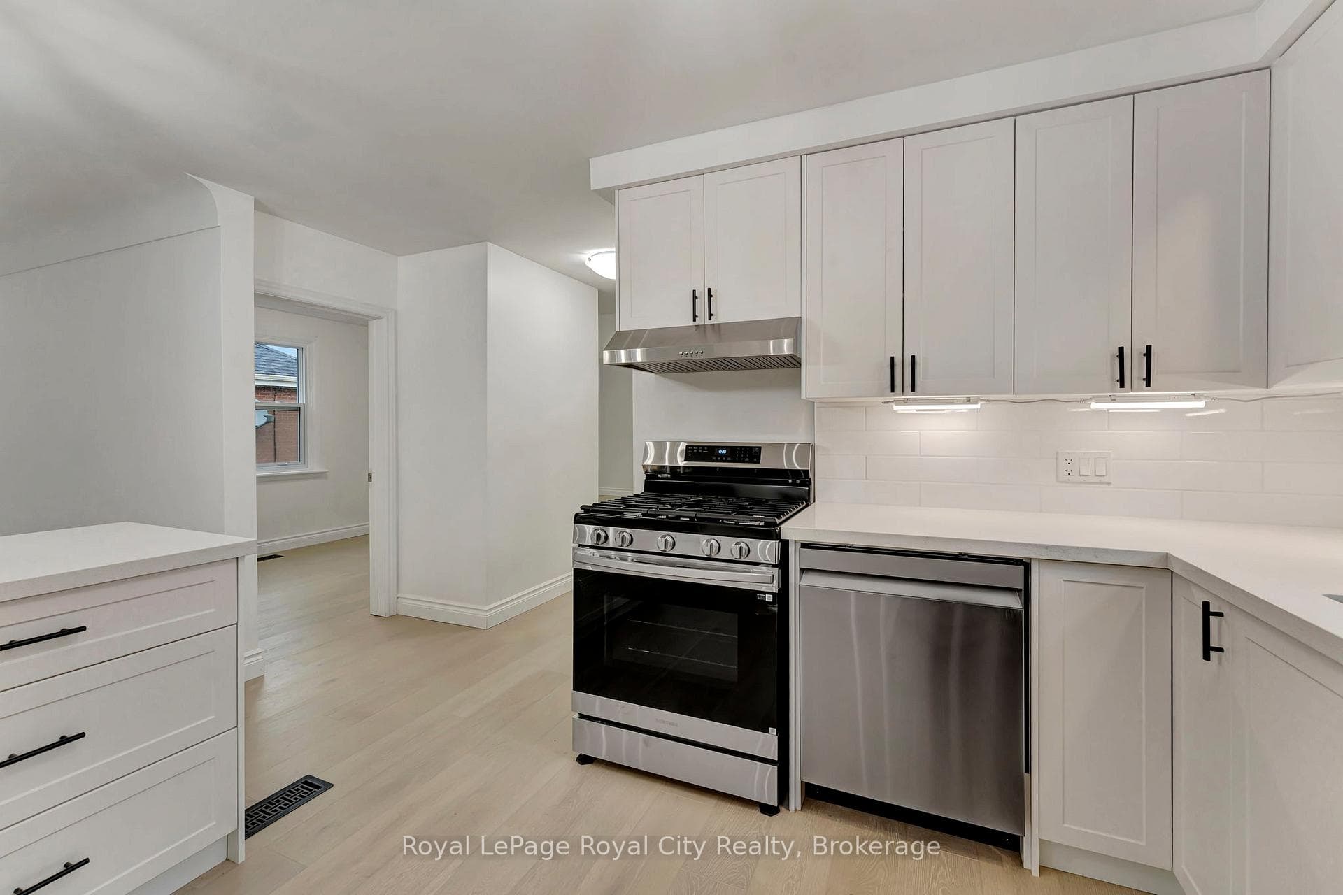 379 East 27th Street photo 9